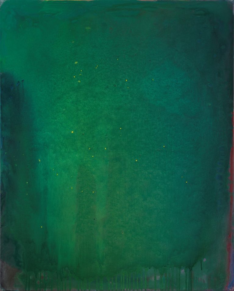 Tableau abstrait de Roy G Sfeir intitulé "Nuit Verte Etoilée 2022", acrylique sur toile au format 100 x 80 cm, représentant un grand ciel sombre avec une dominante verte, en pleine nature, sur le coté bas de la toile, on peut deviner une rangée d’ arbres très hauts qui peuvent être des cyprès, on peut aussi voir quelques étoiles.