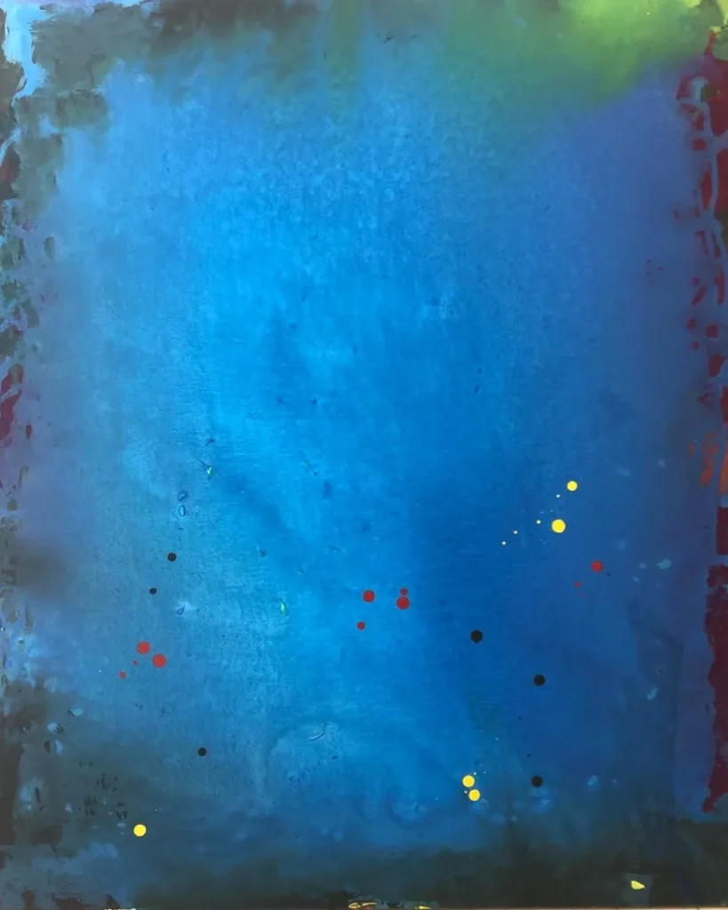 La peinture intitulée "Ciel avec ponctuations " au format 100 x 81 cm réalisée par Roy G Sfeir est une composition avec dominante bleue. Aux angles il y a des tâches avec des couleurs vives. En bas quelques points servent de ponctuations.
