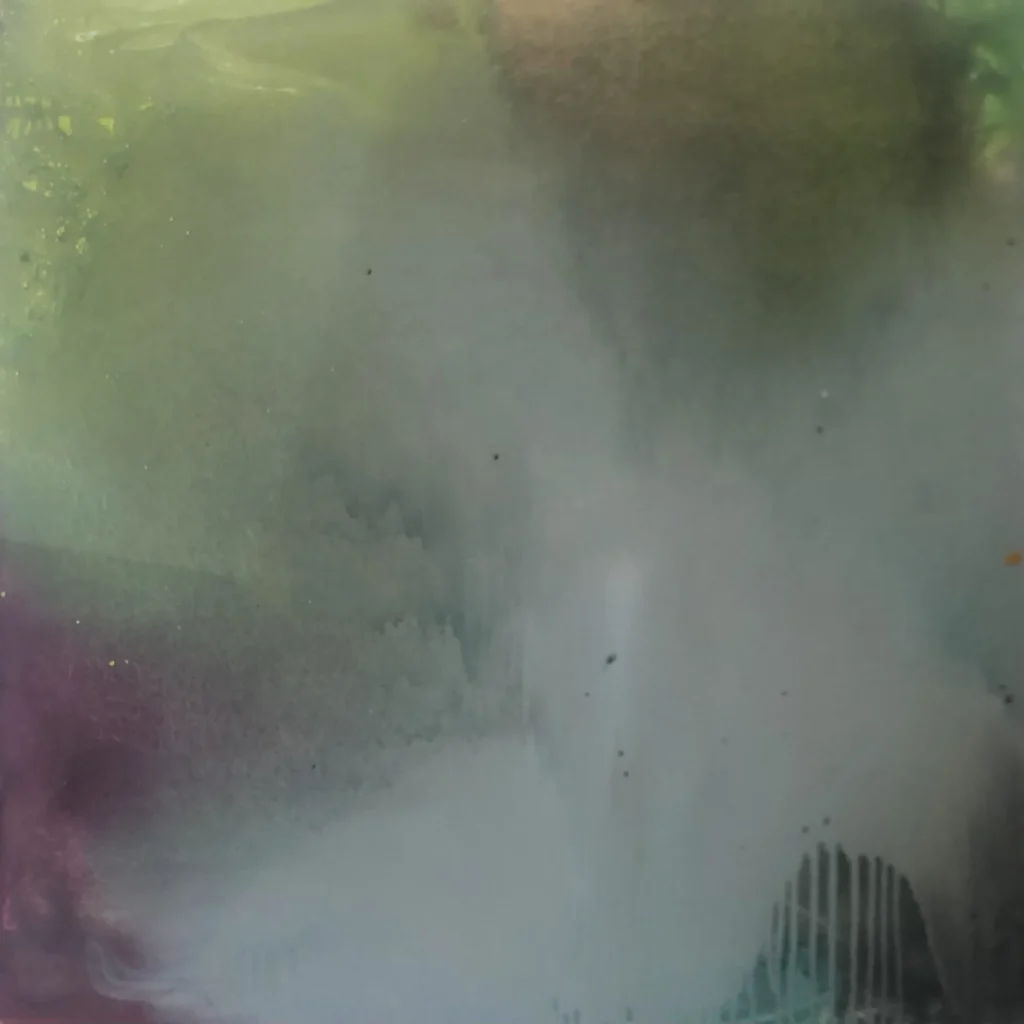 La fenêtre, peinture abstraite, réalisée par Roy G Sfeir en 2024, acrylique sur toile au format 80 x 80 cm, est une belle composition carrée avec des nuances de gris vert qui s'entremêlent tout le long de la toile.