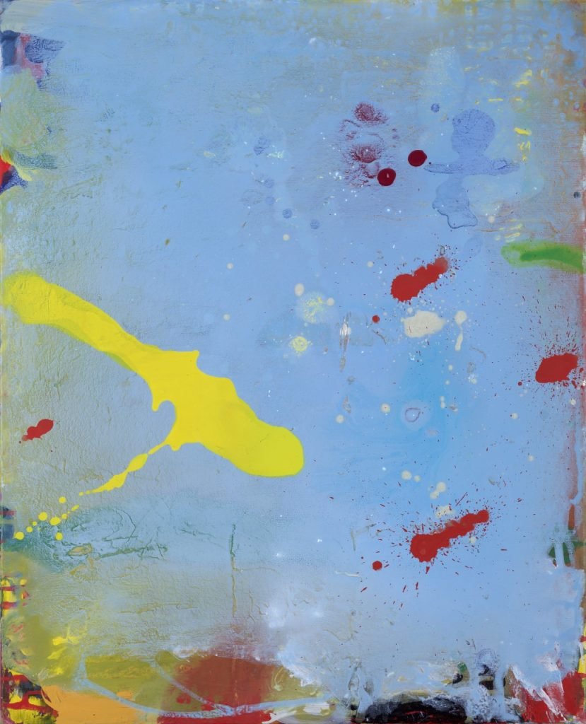 Peinture de Roy G Sfeir intitulée " Le Poisson Rouge 2023 ", acrylique sur toile au format 100 x 80 cm, on peut apercevoir la forme d’un poisson rouge, même si la peinture est abstraite, le volume jaune égaie l’ensemble bleu, surtout que cette couleur a été jetée sur la toile posée à plat