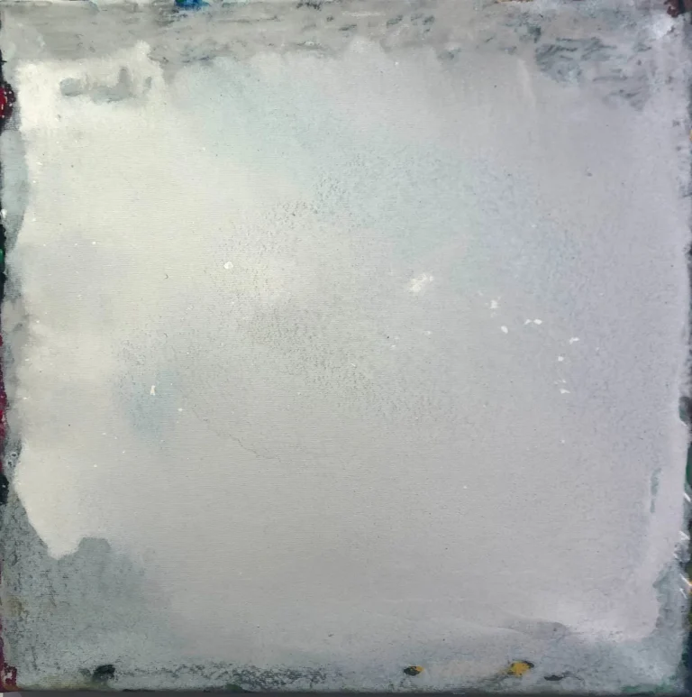 Le vide blanc 2025, acrylique sur toile au format 40 x 40 cm, réalisé par Roy G. Sfeir est une composition carrée avec une grande dominante blanche, des petits détails en couleur ornent les pourtours.