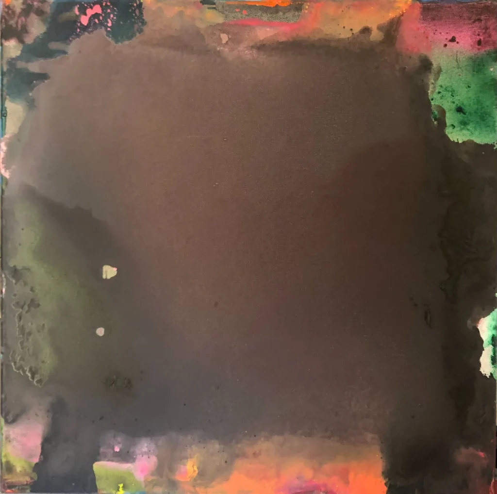 Le vide de la nuit 2, au format 50 x 50 cm, réalisée par Roy G. Sfeir est une composition carrée avec dominante noire. Sur les pourtours on aperçoit des taches de couleur joyeuses