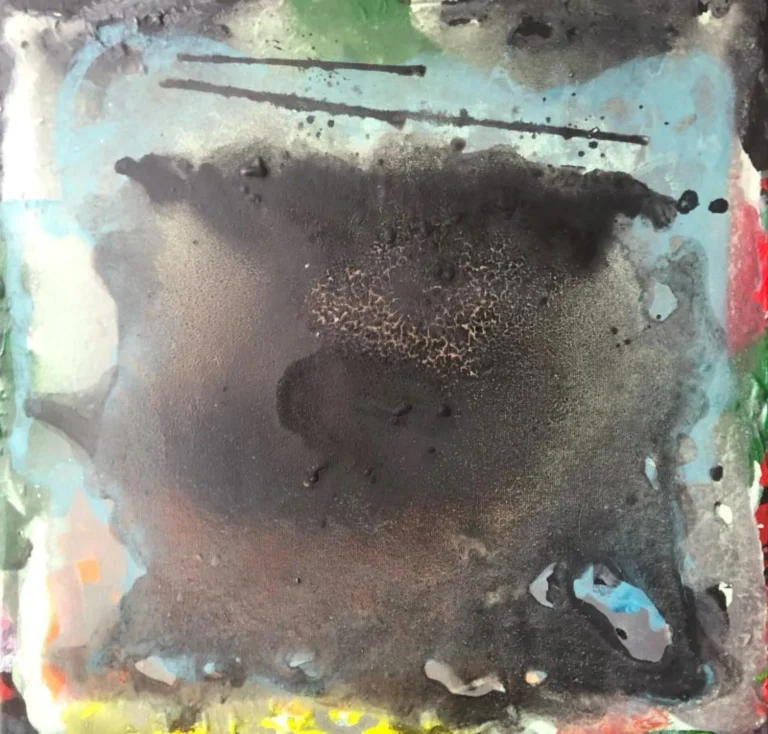 La couleur noire du tableau intitulé "Le vide de nuit ", acrylique sur toile au format 50 x 50 cm, réalisé en 2025 par Roy G. Sfeir suggère la nuit, les traits rythment une musique imaginaire.